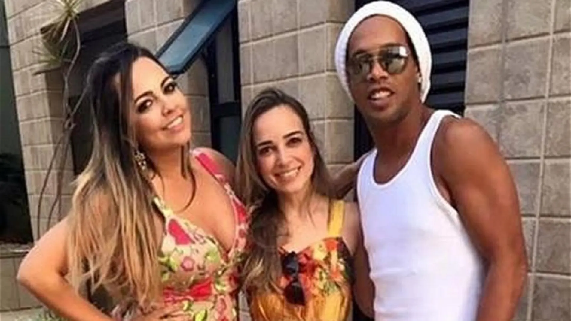 Ronaldinho posa con las dos mujeres / Twitter
