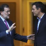 El presidente del Gobierno, Mariano Rajoy (i), y el secretario general del PSOE, Pedro Sánchez (d), en una imagen de archivo