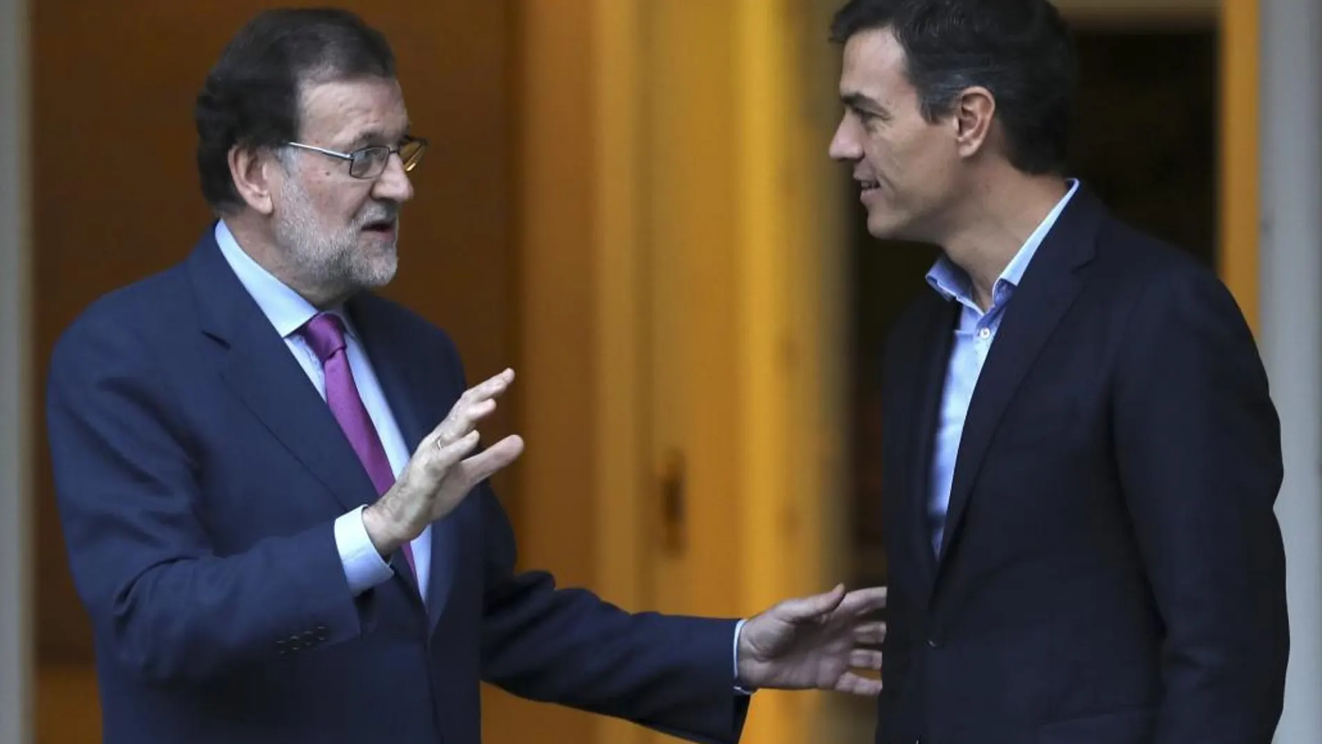 El presidente del Gobierno, Mariano Rajoy (i), y el secretario general del PSOE, Pedro Sánchez (d), en una imagen de archivo
