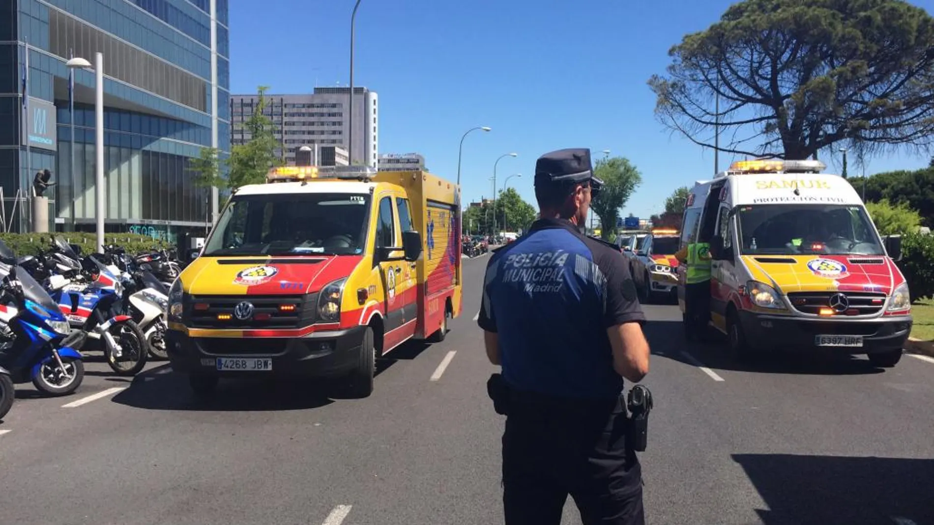 Agentes de policía y miembros del SAMUR en el lugar del choque