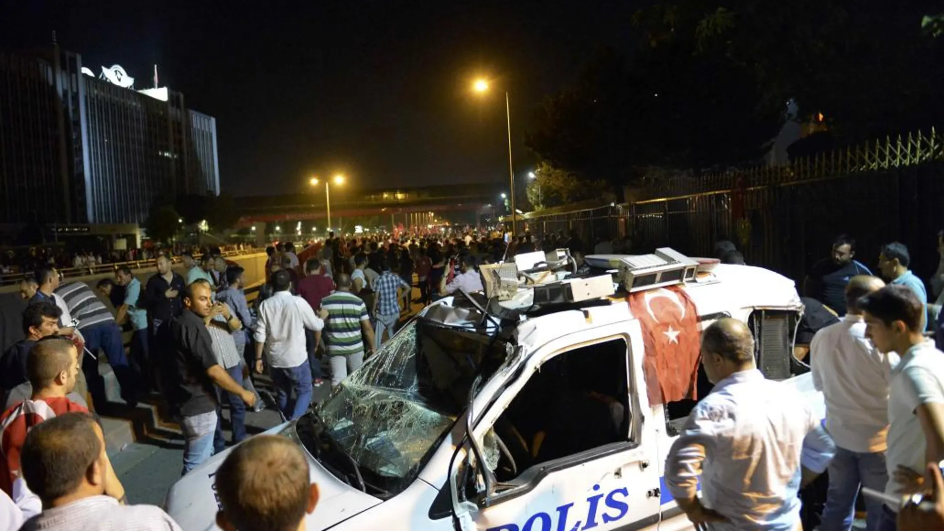 Un coche de la policía destrozado en Ankara