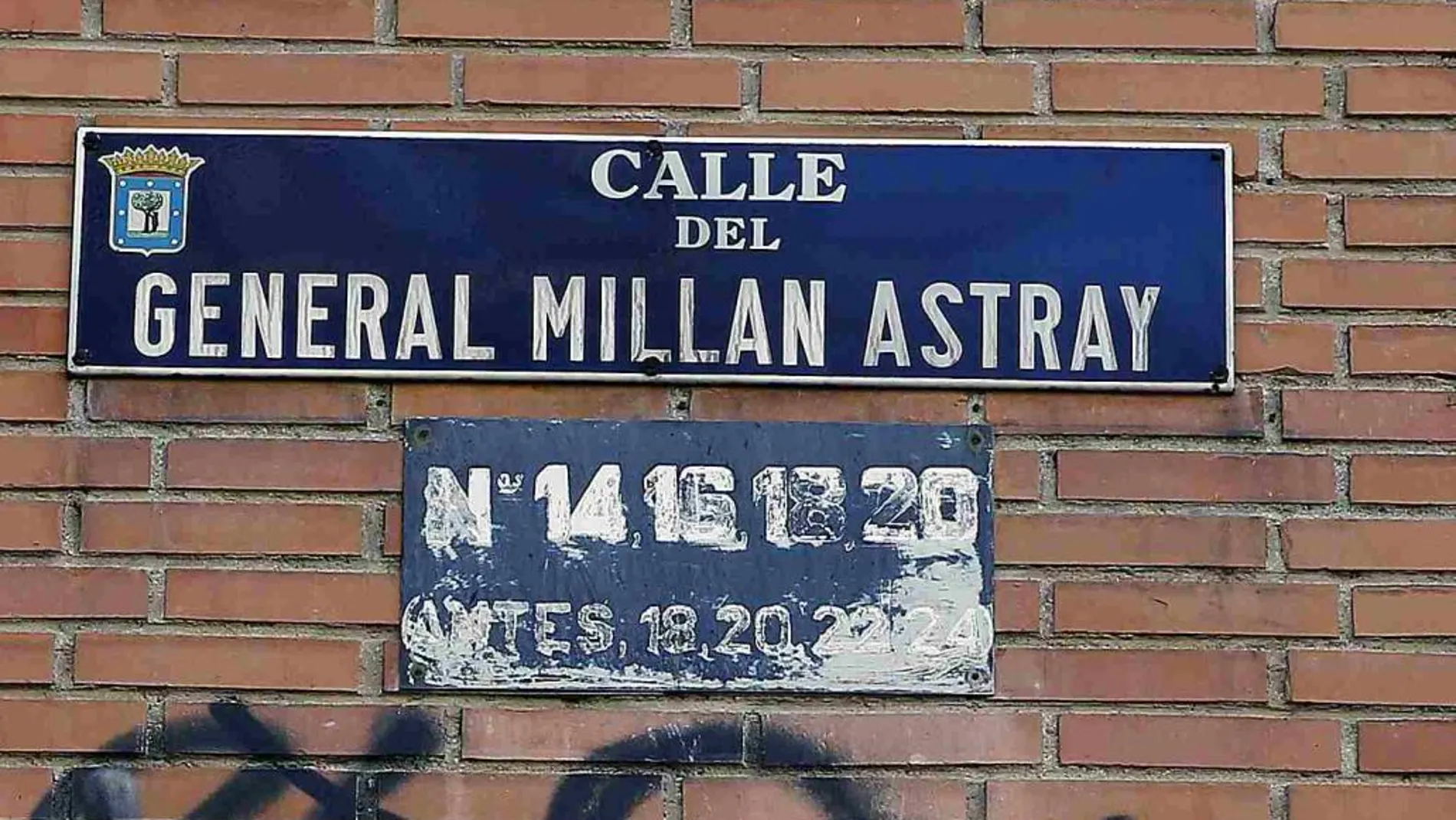 Placa de la calle del General Millán Astray, antes de su retirada