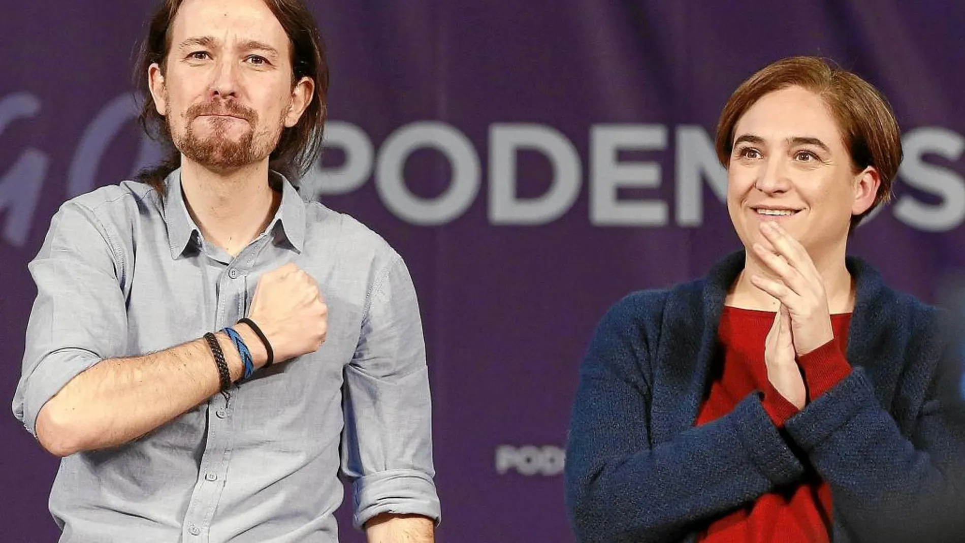 El secretario general de Podemos, Pablo Iglesias, y la alcaldesa de Barcelona, Ada Colau