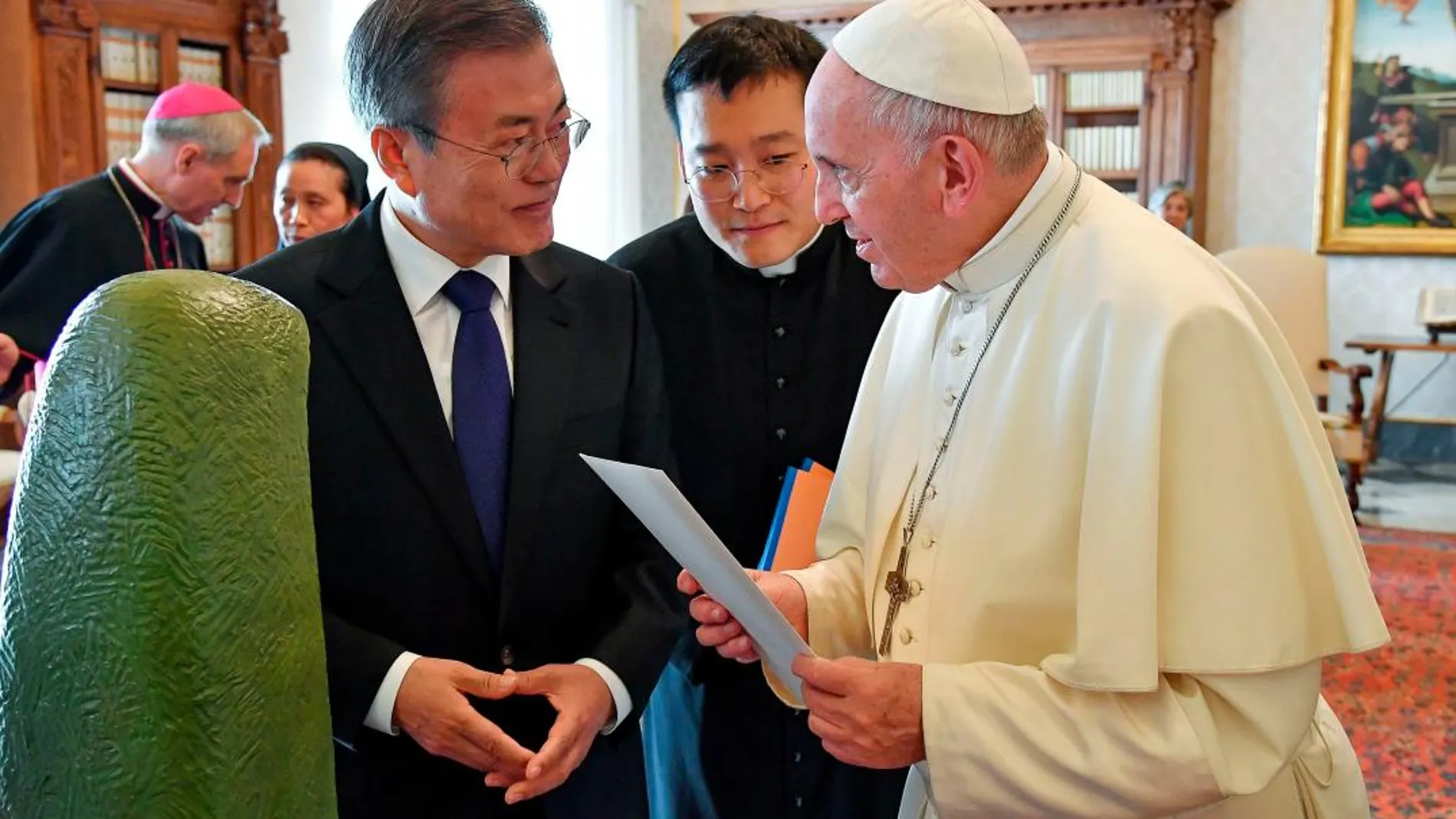 El presidente de Corea del Sur, Moon Jae-in, charla con el Papa Francisco/Ap