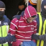 Momento de la detención de Mediouni en su domicilio de Zaragoza