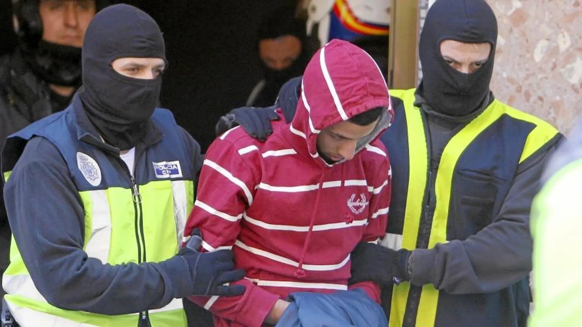 Momento de la detención de Mediouni en su domicilio de Zaragoza