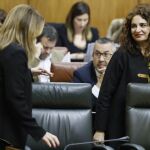 La consejera de Hacienda, María Jesús Montero, conversa con la presidenta andaluza, Susana Díaz