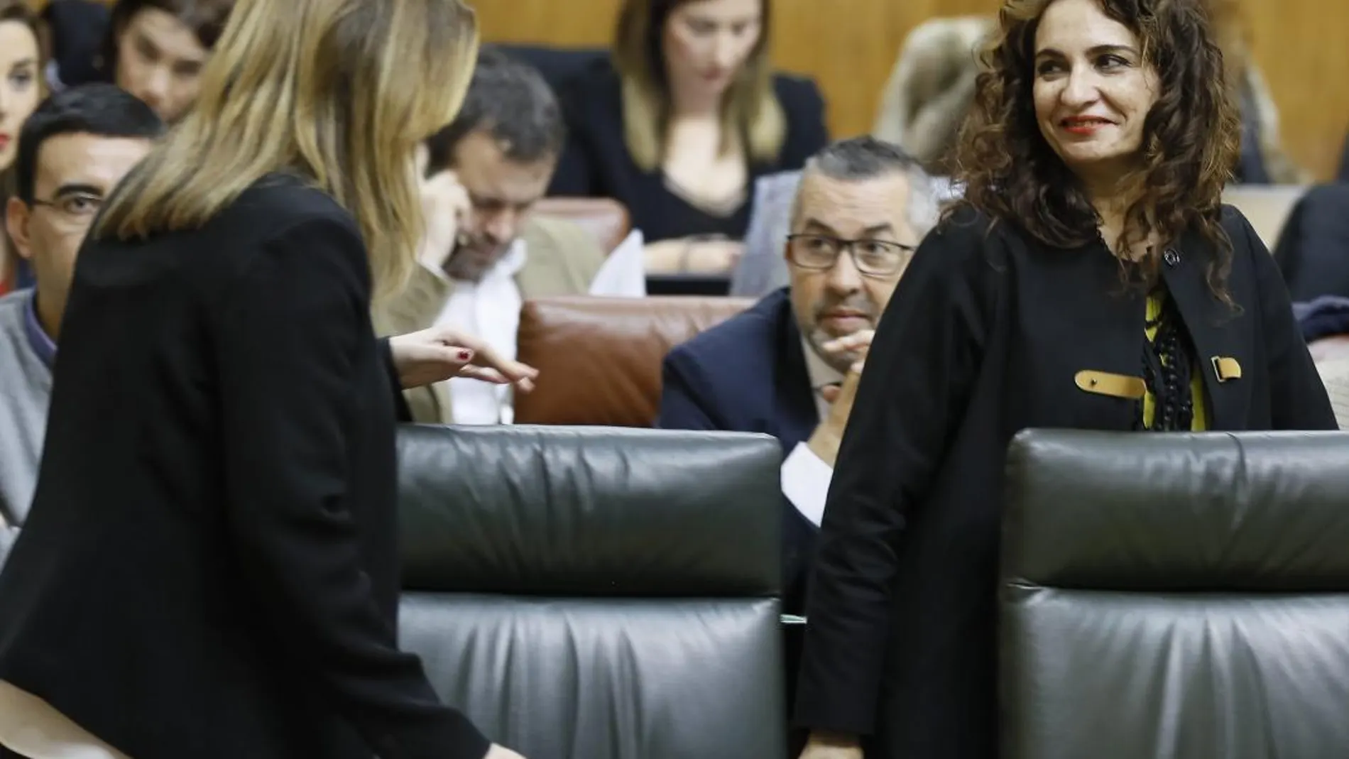 La consejera de Hacienda, María Jesús Montero, conversa con la presidenta andaluza, Susana Díaz