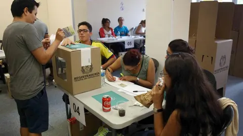 Un ciudadano colombiano vota en el consulado de su país en Barcelona.