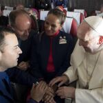 Francisco mientras celebra el matrimonio de los tripulantes Carlos Ciuffardi y Paula Podest