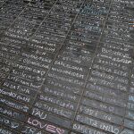 Muestras de apoyo en el mosaico de Miró, donde terminó el recorrido la furgoneta que atentó en las Ramblas en 2017