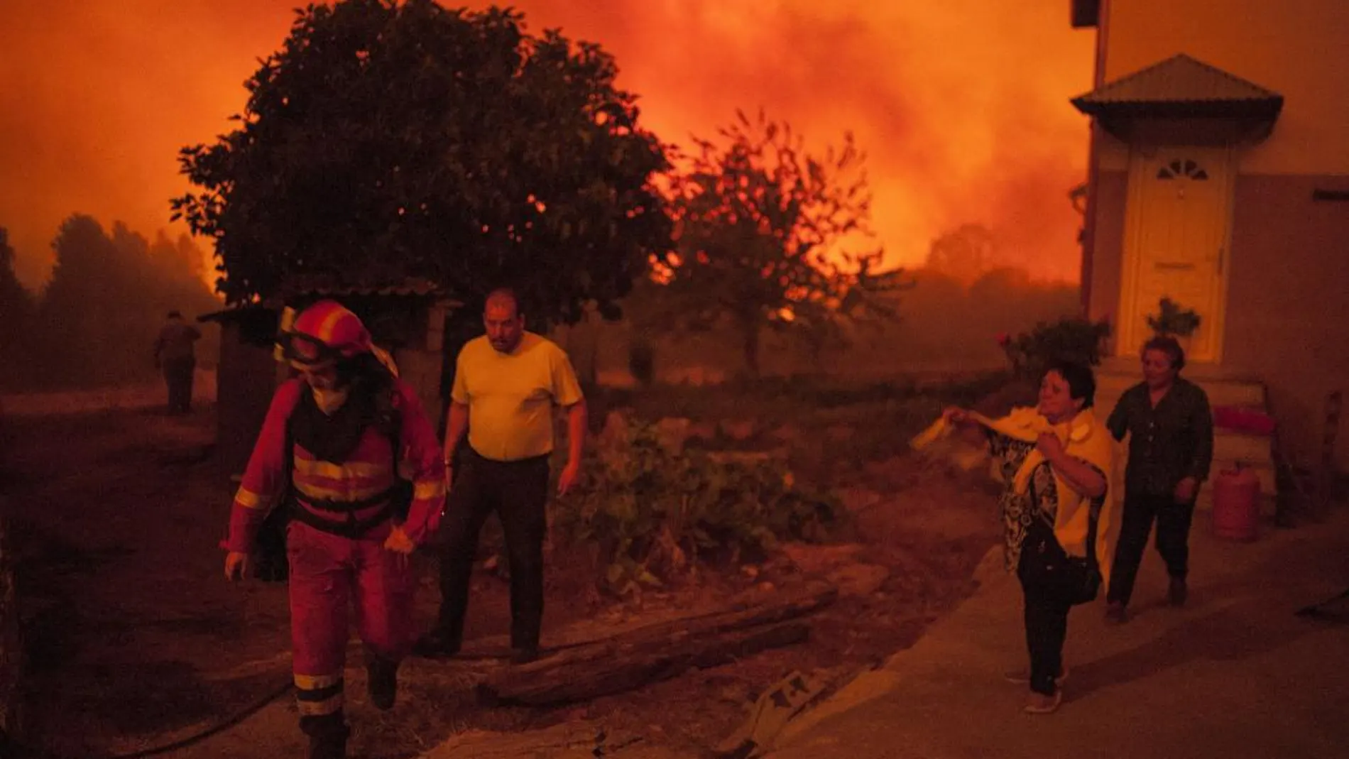 Vecinos de A Fraira (Vilardevós) ante el incendio forestal de Verín