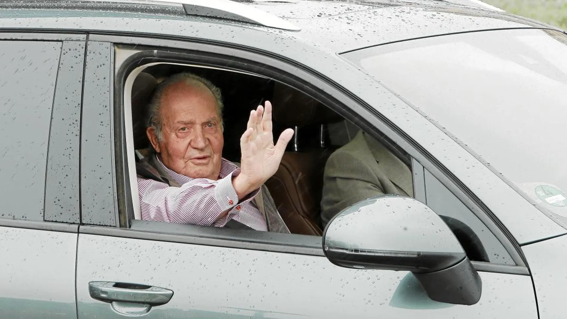 El Rey emérito Don Juan Carlos, el pasado mes de abril, a su salida del Hospital de La Moraleja, en el que fue operado por segunda vez de la rodilla