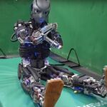 Uno de los robot en plena sesión de abdominales