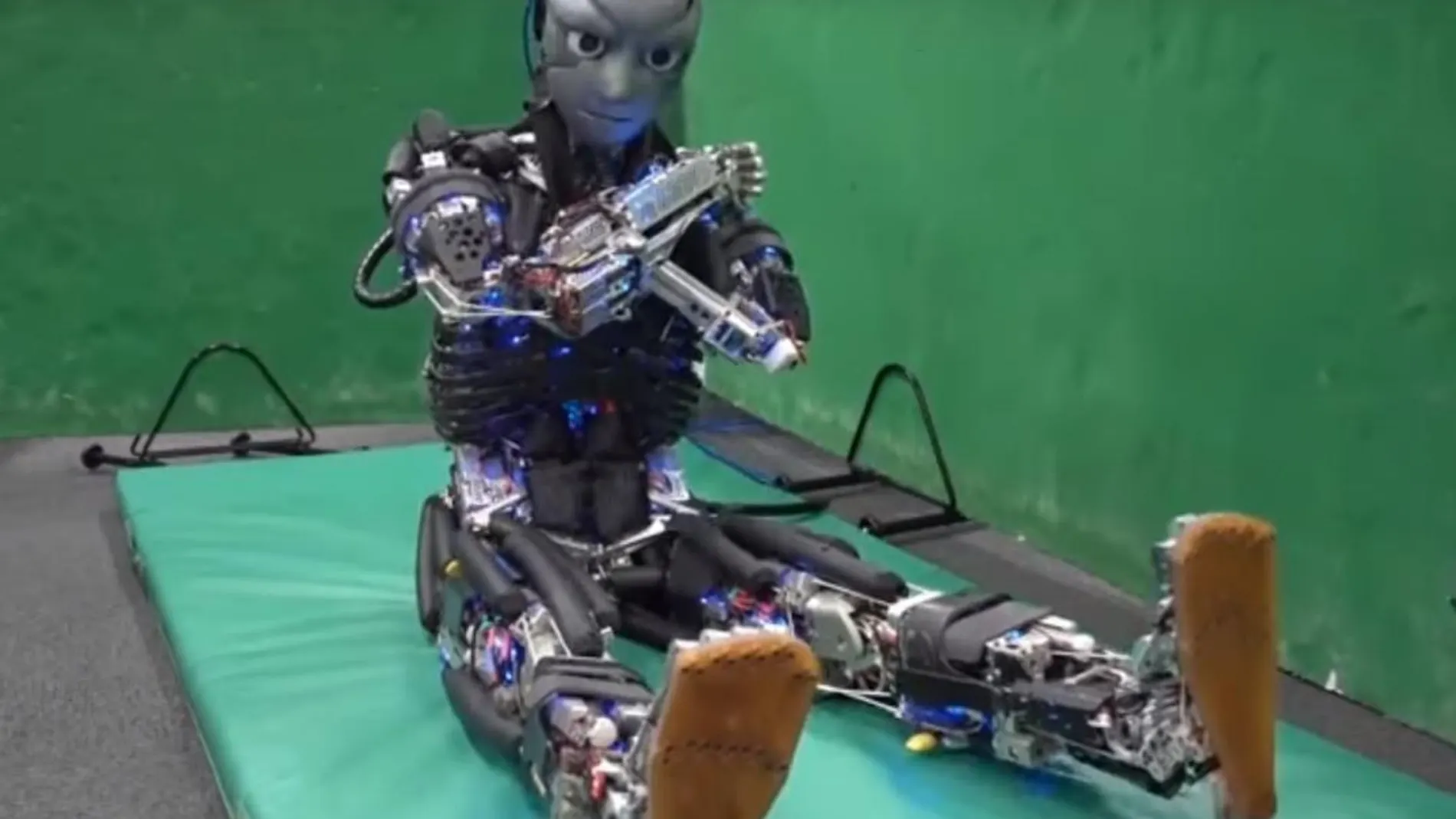 Uno de los robot en plena sesión de abdominales