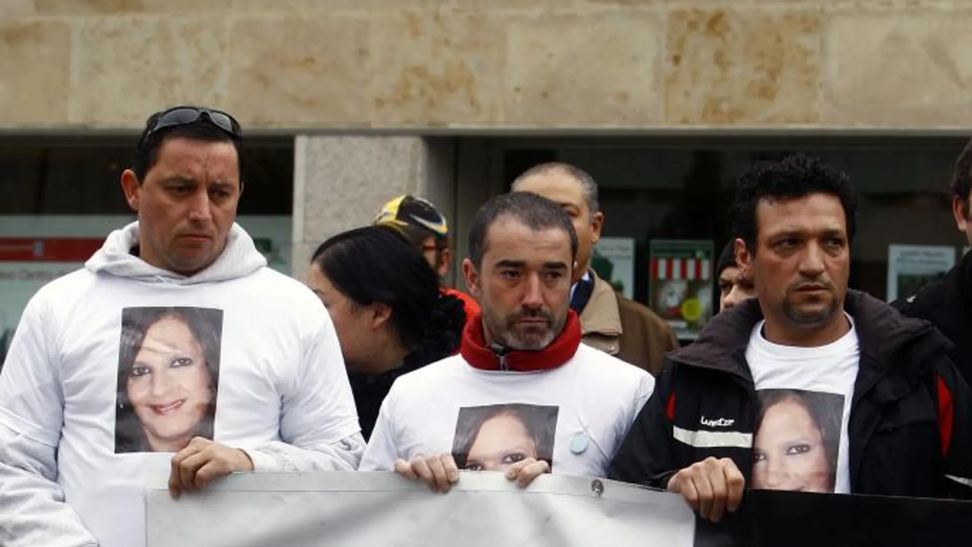 Familiares y amigos se concentran cada año frente al ayuntamiento de Boadilla del Monte para evitar que el caso quede en el olvido