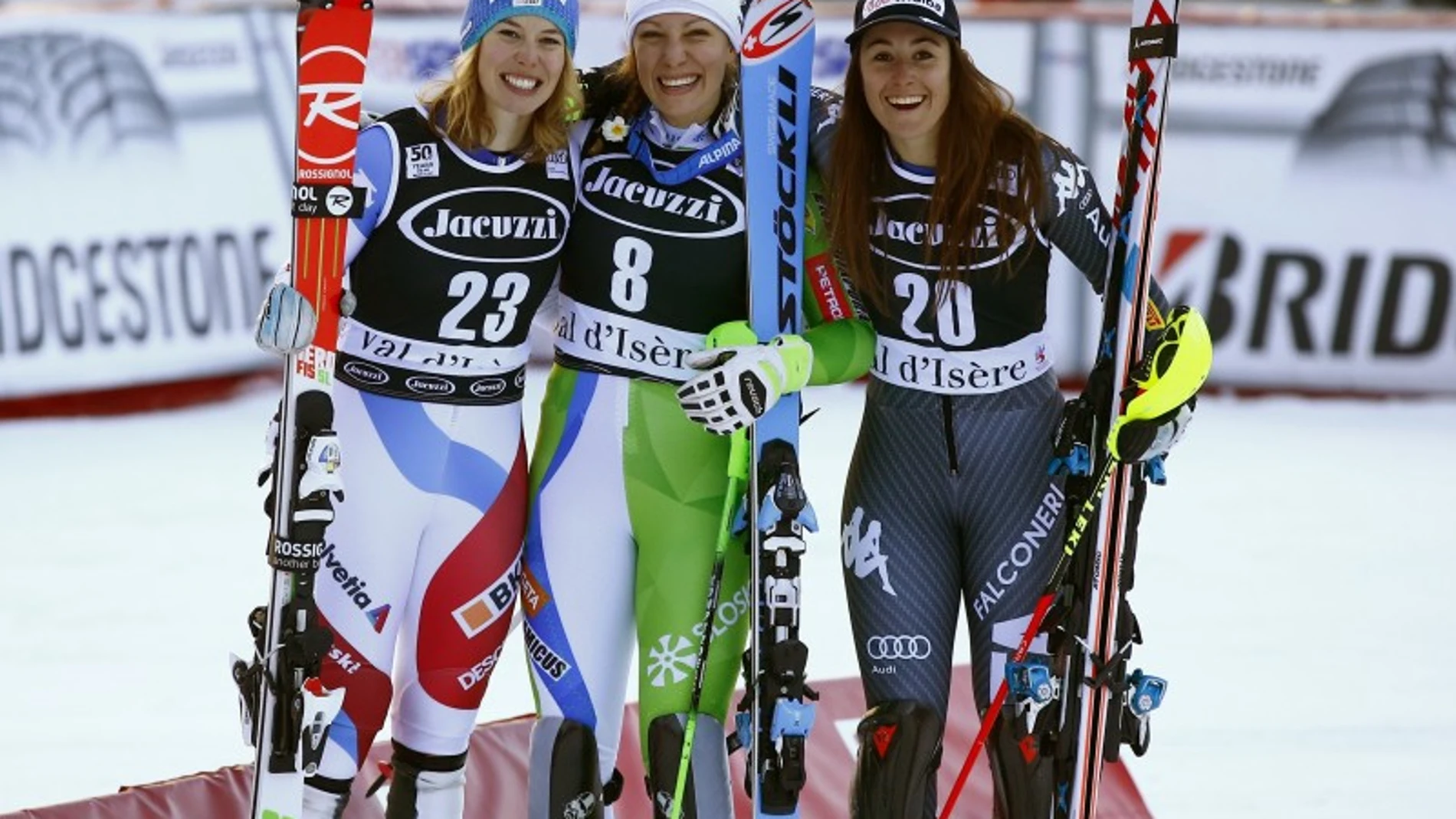 Segundo puesto para Michelle GisinIlka (izda.), la campeona Stuhec (centro) y Sofia Goggia (dcha.)