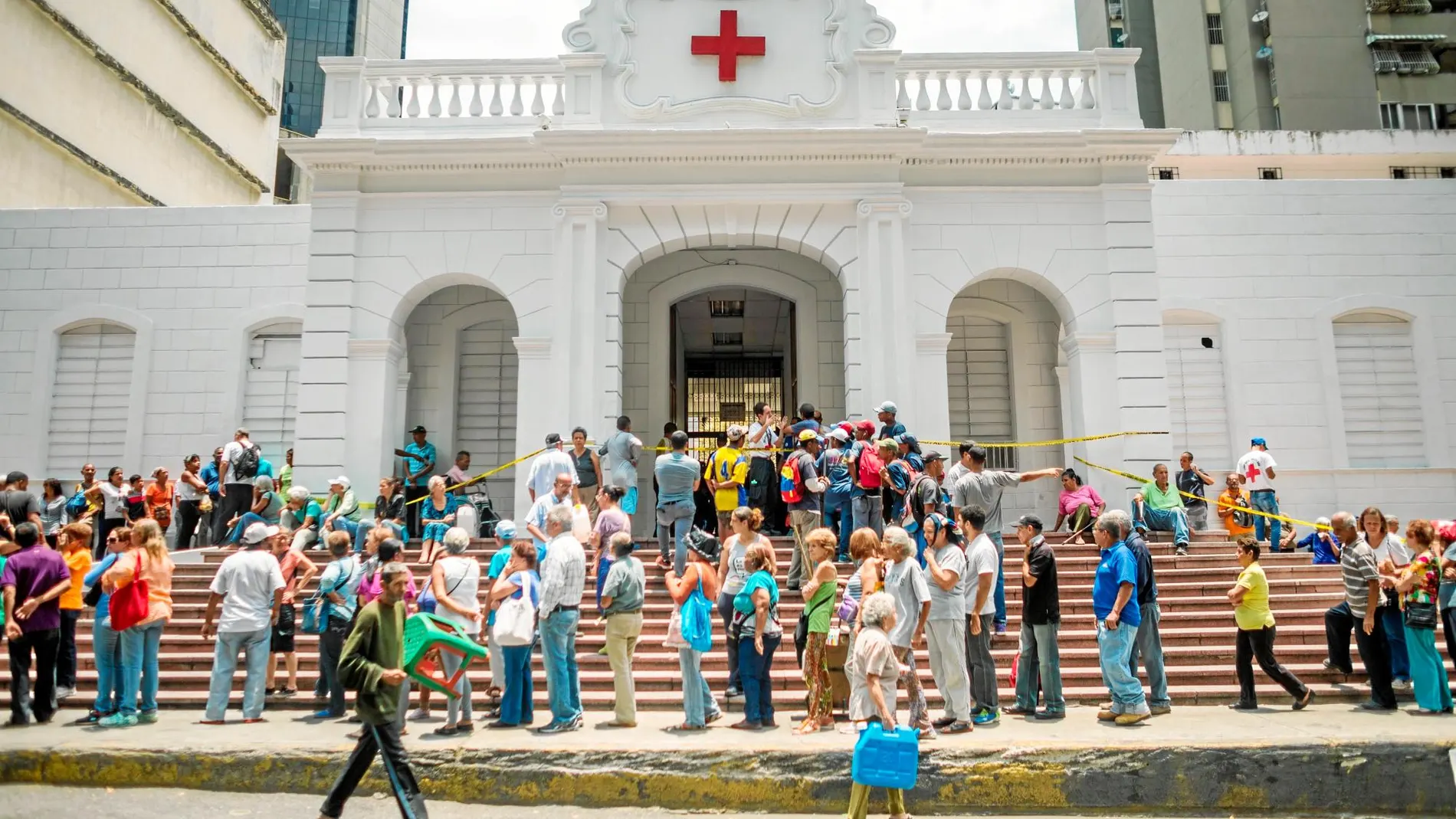 Decenas de personas asisten al hospital Carlos J. Bello de la Cruz Roja para recibir el kit de agua potable que forma parte de la ayuda humanitaria, en Caracas / Efe