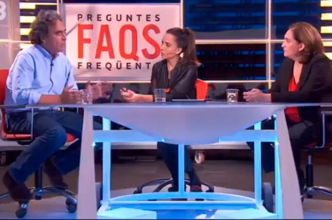 Momento de la entrevista al exalcalde de Medellín en FAQS, de TV3