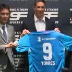Fernando Torres posa con la camiseta de su nuevo equipo