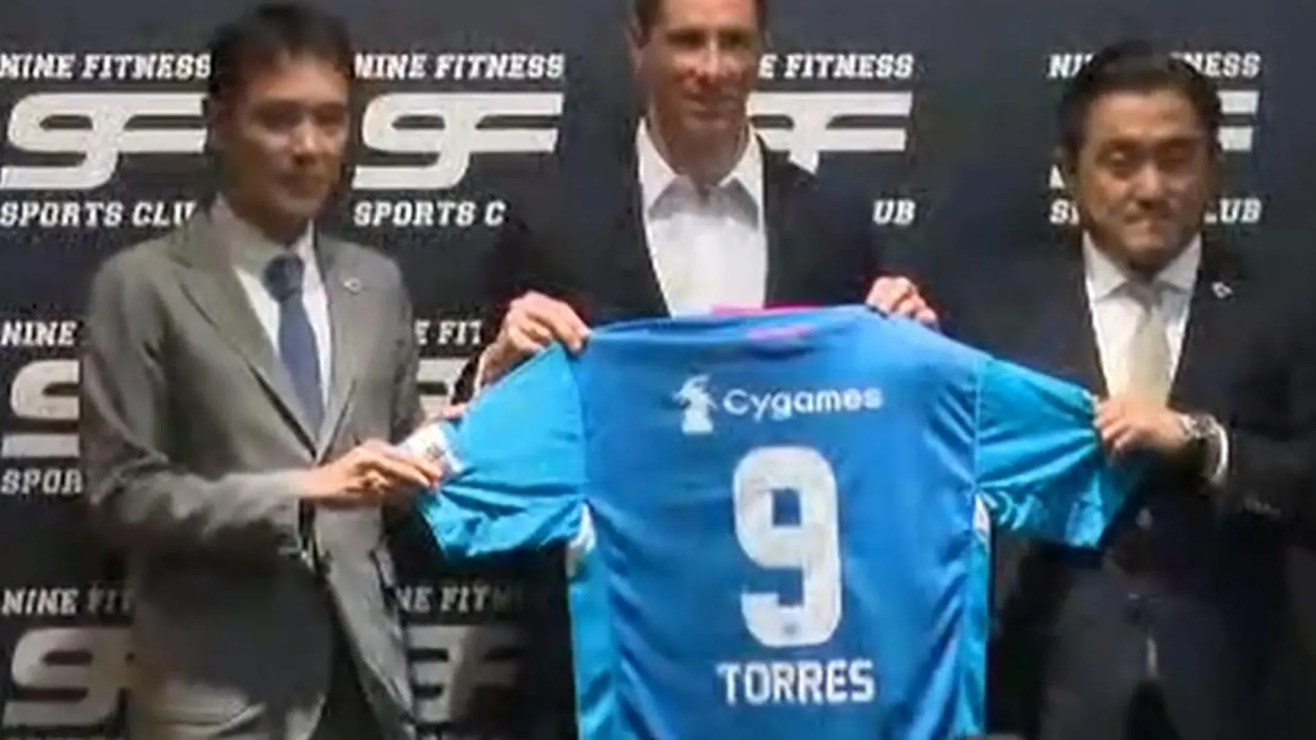 Fernando Torres posa con la camiseta de su nuevo equipo