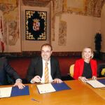 Alicia García y Fernando Rey durante la firma del protocolo con las empresas concesionarias de las comidas en los centros escolares de la Comunidad