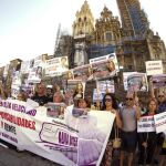 Las víctimas del accidente del Alvia se han concentrado en la Plaza del Obradoiro para pedir justicia y exigir responsabilidades