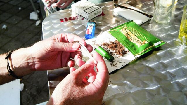 En Cataluña se ha multiplicado por ocho el consumo de tabaco de liar especialmente entre los jóvenes, las personas con estudios.