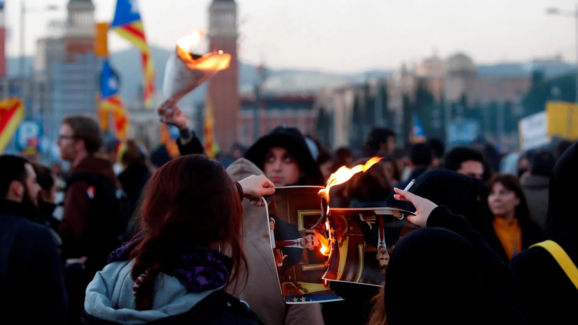 Los CDR queman fotos de Felipe VI