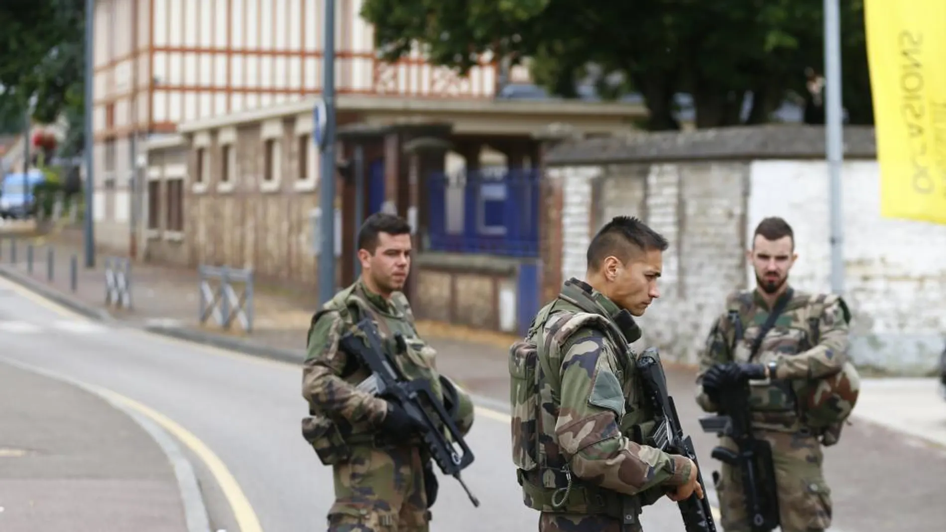 Soldados franceses hacen guardia frente a la iglesia de Saint Etienne du Rouvray, el pasado 26 de julio