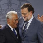 El presidente del Gobierno, Mariano Rajoy saluda al primer ministro portugués, Antonio Costa.