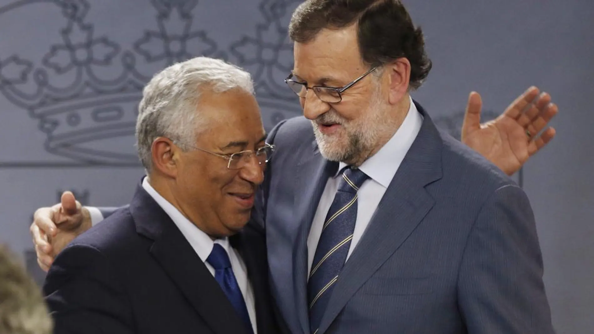 El presidente del Gobierno, Mariano Rajoy saluda al primer ministro portugués, Antonio Costa.