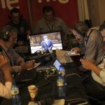 Varios periodistas escuchan a Puigdemont en el Parlament
