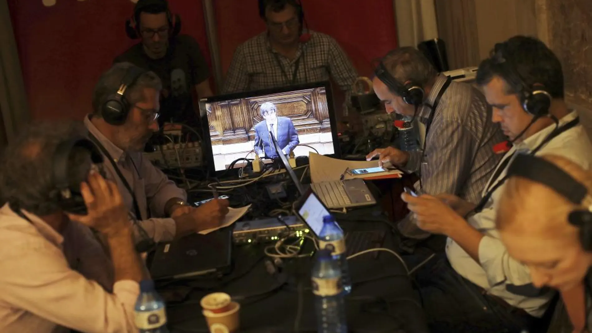 Varios periodistas escuchan a Puigdemont en el Parlament