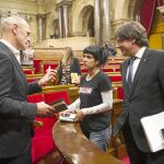 La diputada de la CUP Anna Gabriel conversa con el conseller Raül Romeva y con el president Carles Puigdemont en uno de los últimos plenos celebrados en el Parlament de Cataluña