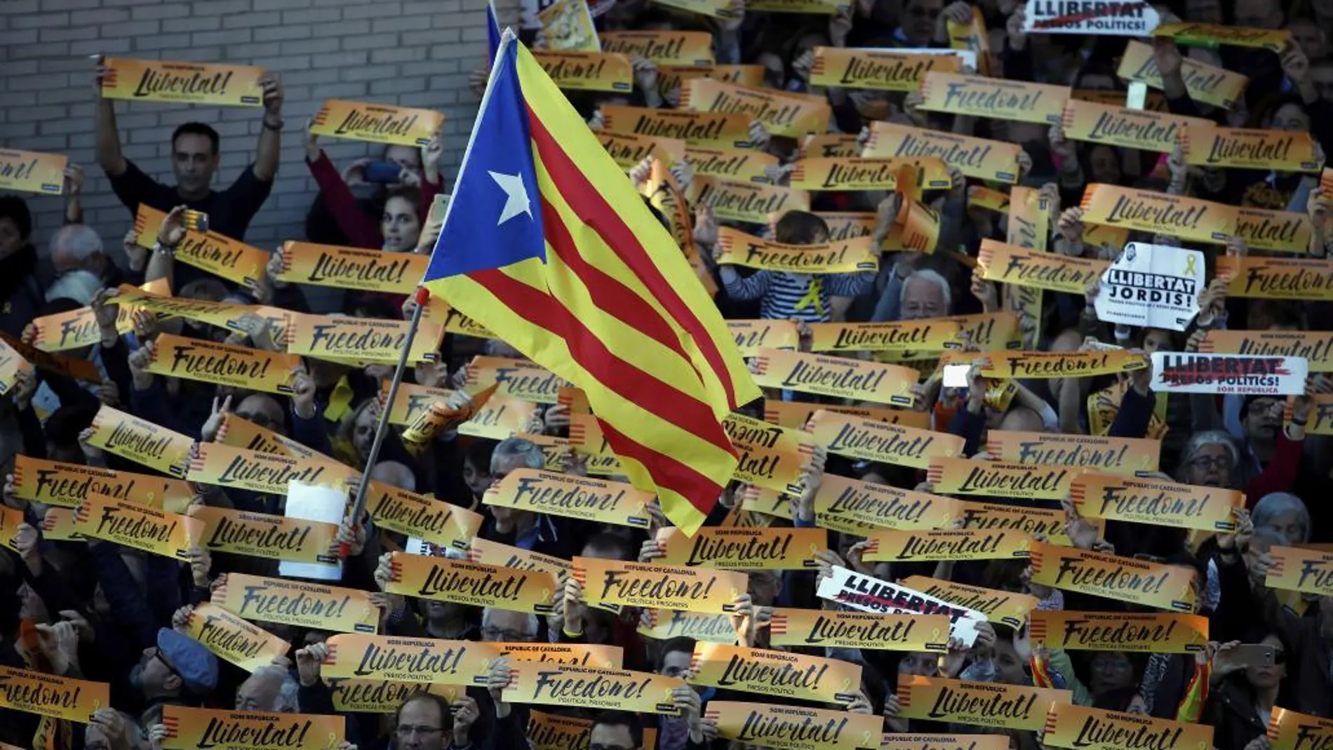 Una "estelada", durante la manifestación convocada en Barcelona por la ANC y Ómnium Cultural. EFE/Alberto Estévez