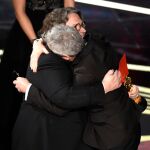 El emotivo abrazo en el escenario entre Guillermo del Toro y Alfonso Cuarón.