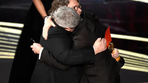 El emotivo abrazo en el escenario entre Guillermo del Toro y Alfonso Cuarón.