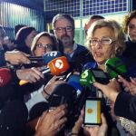 La alcaldesa de Madrid, Manuela Carmena, atiende a la prensa tras visitar el Centro de Internamiento de Extranjeros (CIE) de Aluche.
