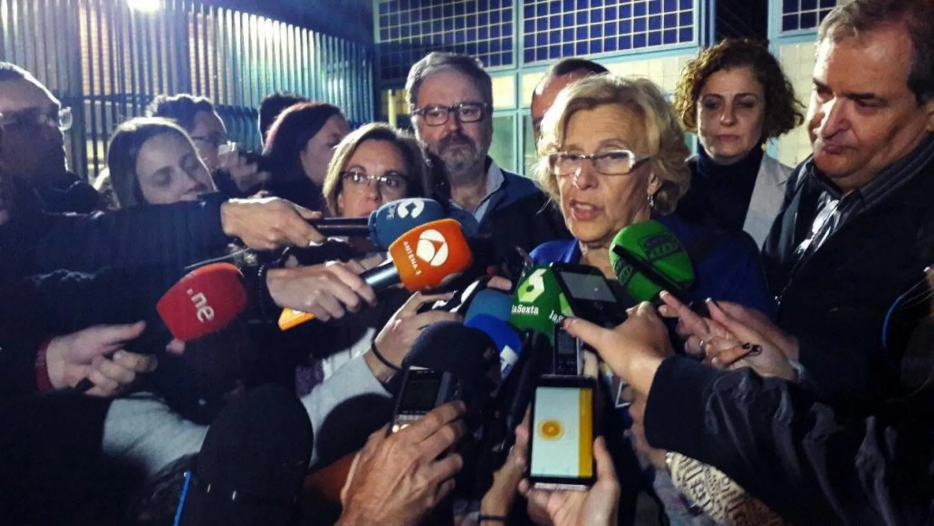 La alcaldesa de Madrid, Manuela Carmena, atiende a la prensa tras visitar el Centro de Internamiento de Extranjeros (CIE) de Aluche.