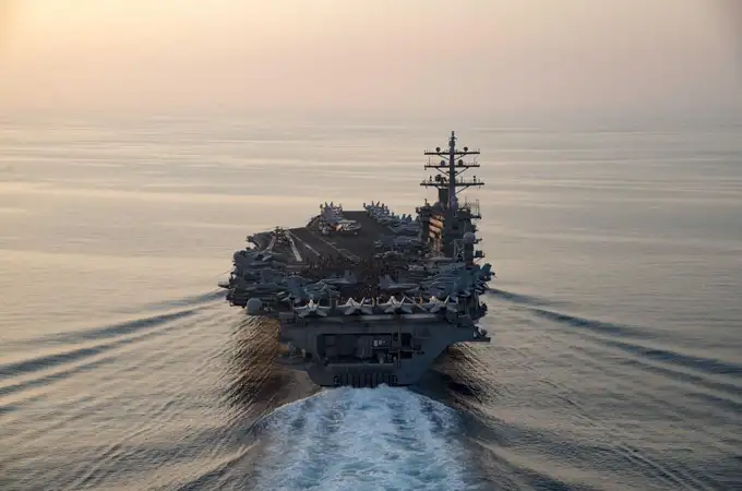 El portaaviones USS Eisenhower enfila el Canal de Suez 