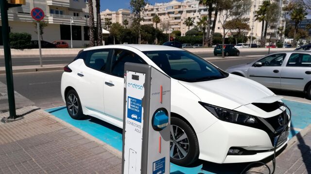 Punto de recarga de vehículos eléctricos / Foto: La Razón