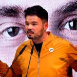 El número dos al Congreso por Barcelona, Gabriel Rufián, interviene en el acto central de campaña de ERC en Barcelona. EFE/Toni Albir