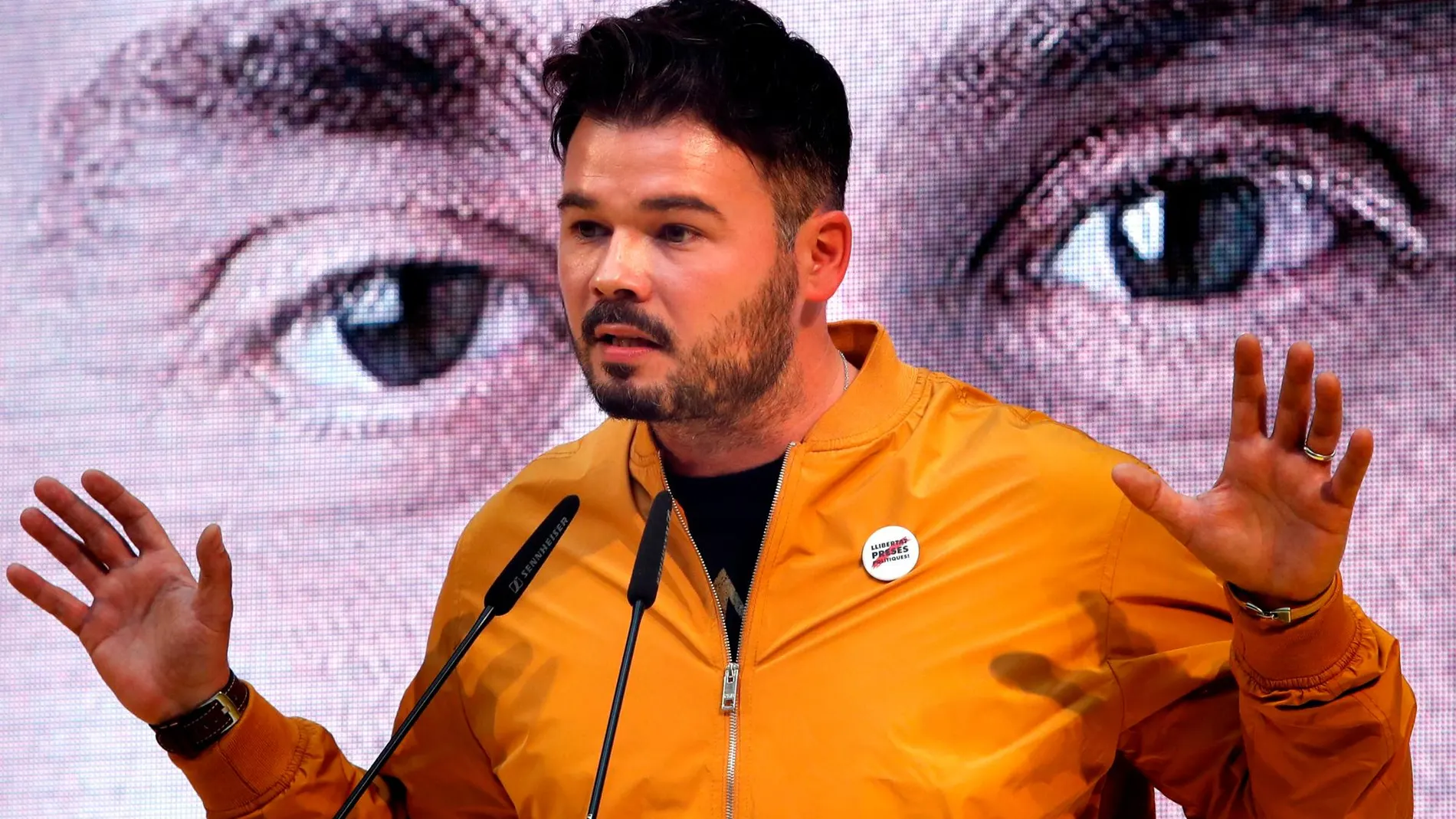 El número dos al Congreso por Barcelona, Gabriel Rufián, interviene en el acto central de campaña de ERC en Barcelona. EFE/Toni Albir