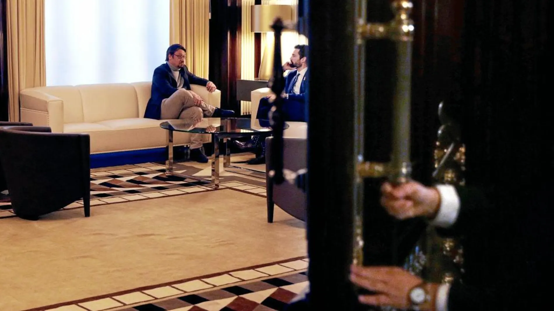 El presidente del Parlament, Roger Torrent, ayer durante su primera reunión con Xavi Domènech