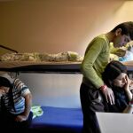 Un refugiado yazidí consuela a su hermana en un centro de refugiados en Heidelberg (Alemania)