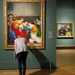 Una visitante contempla una de las obras de la exposición de Lorenzo Lotto en El Prado