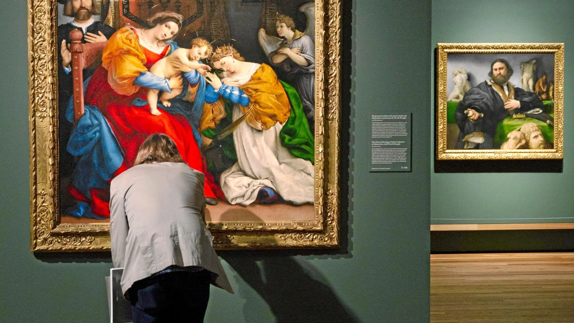 Una visitante contempla una de las obras de la exposición de Lorenzo Lotto en El Prado