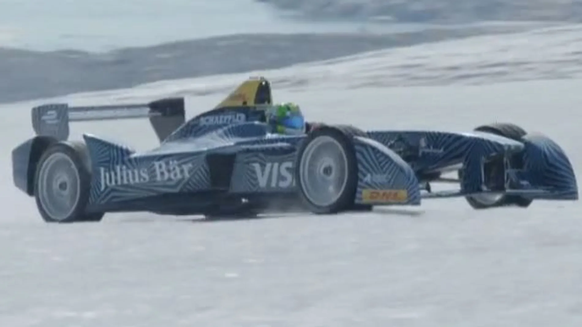Un coche de Fórmula E, Fórmula Eléctrica, corre en el Ártico