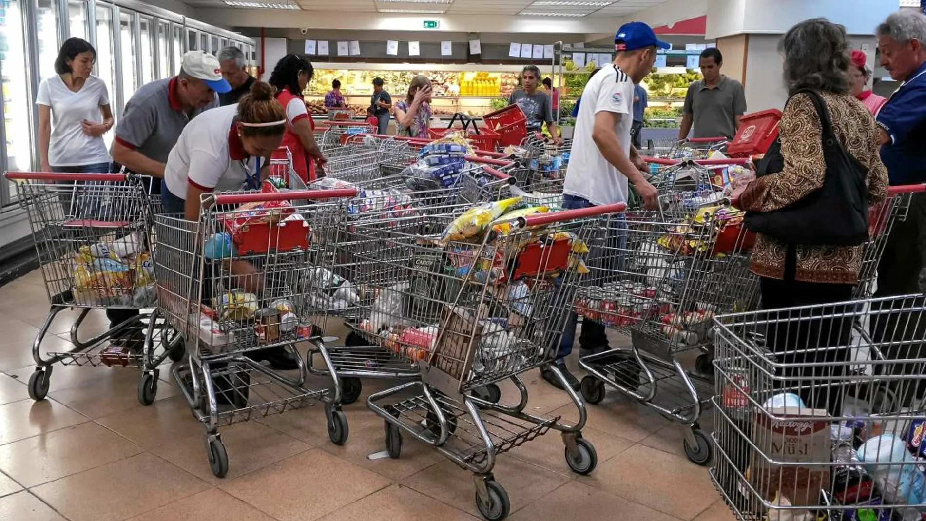 Varios venezolanos en busca de alimentos en un supermercado de Caracas este fin de semana